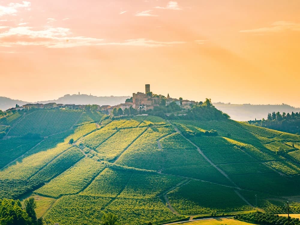 Bike routes in the Langhe: tips for a romantic vacation bike-itineraries-langhe-romantic-holiday image