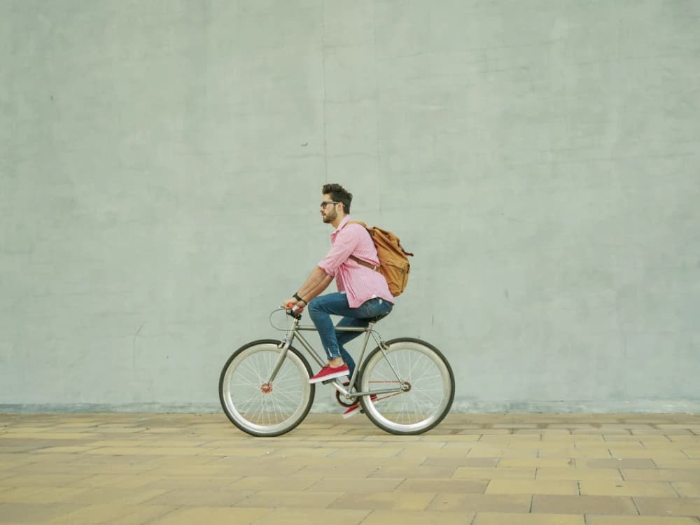 Bike to work: how to dress to cycle in the city how-to-dress-when-going-bicycling-in-the-city image