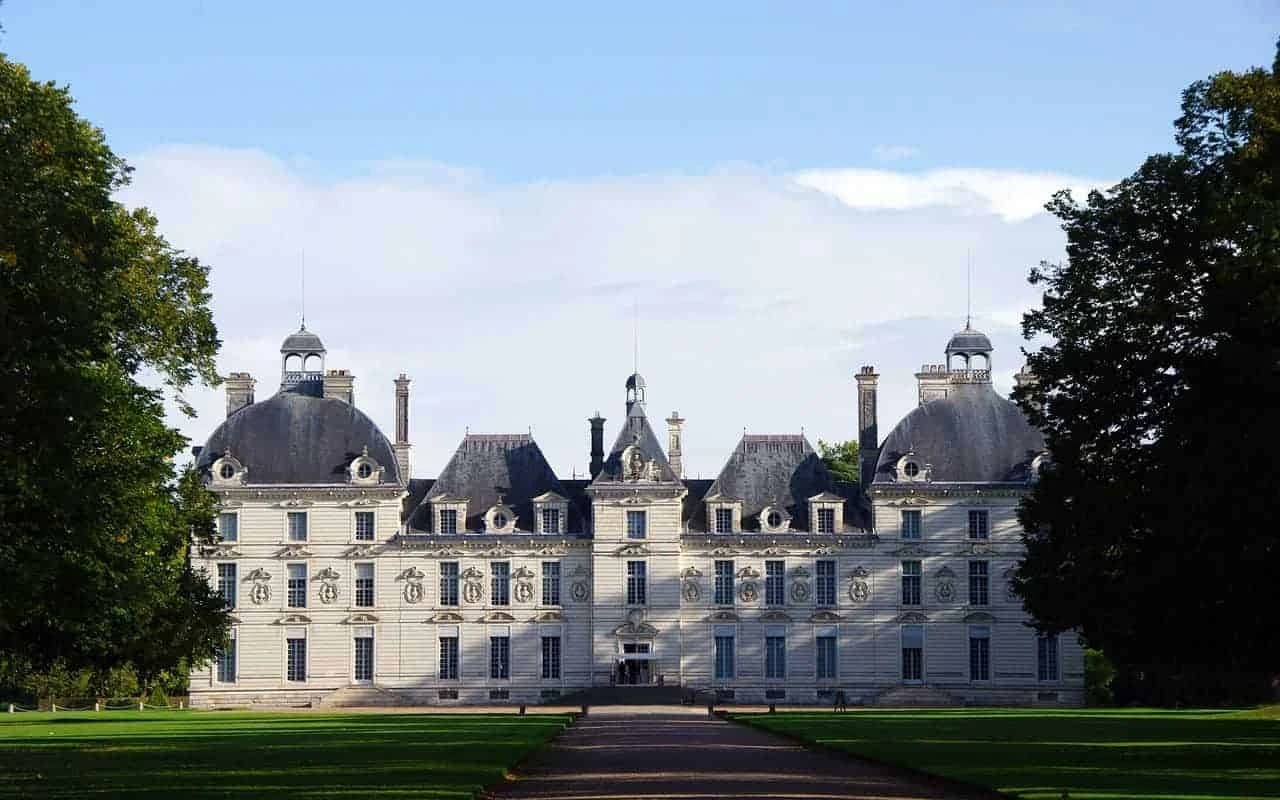 Cycling Discovery in the Heart of the Châteaux Country Illustrative image, AI-generated or AI-modified: Cycling Discovery in the Heart of the Châteaux Country