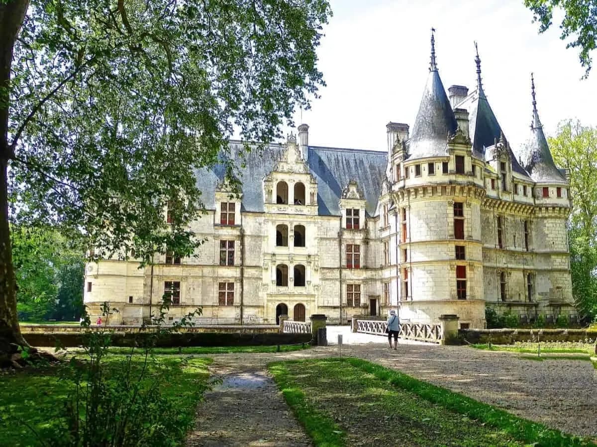 From Saumur to Chinon: Bike Escape Off the Beaten Track Illustrative image, AI-generated or AI-modified: From Saumur to Chinon: Bike Escape Off the Beaten Track