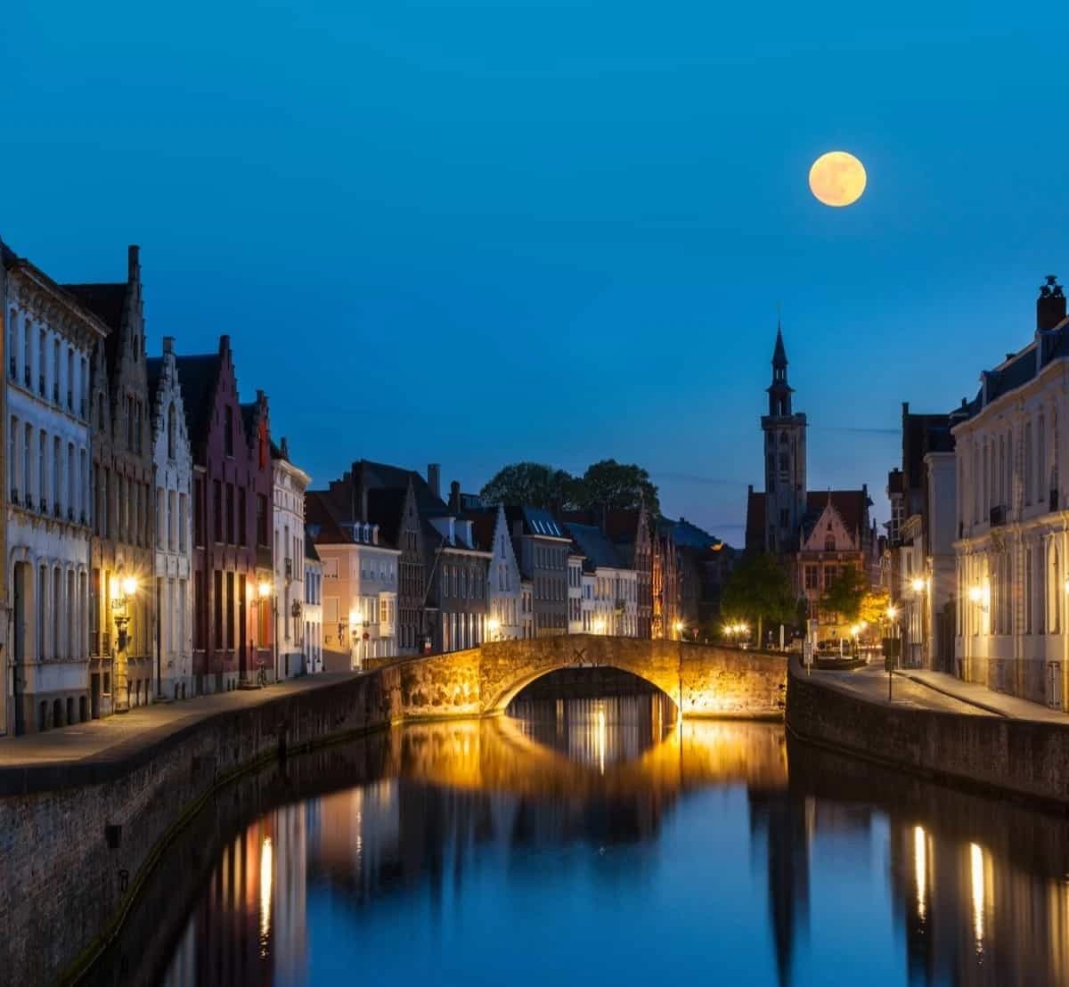 The Best of Holland and Belgium: Amsterdam to Bruges by Bike and Barge Illustrative image, AI-generated or AI-modified: The Best of Holland and Belgium: Amsterdam to Bruges by Bike and Barge