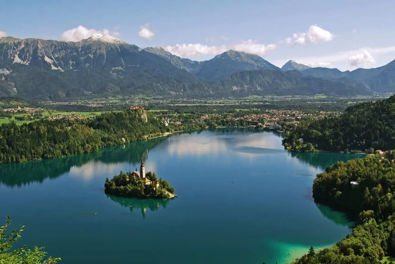 Pearls of Slovenia: Alpine Lakes and Valleys Illustrative image, AI-generated or AI-modified: Pearls of Slovenia: Alpine Lakes and Valleys