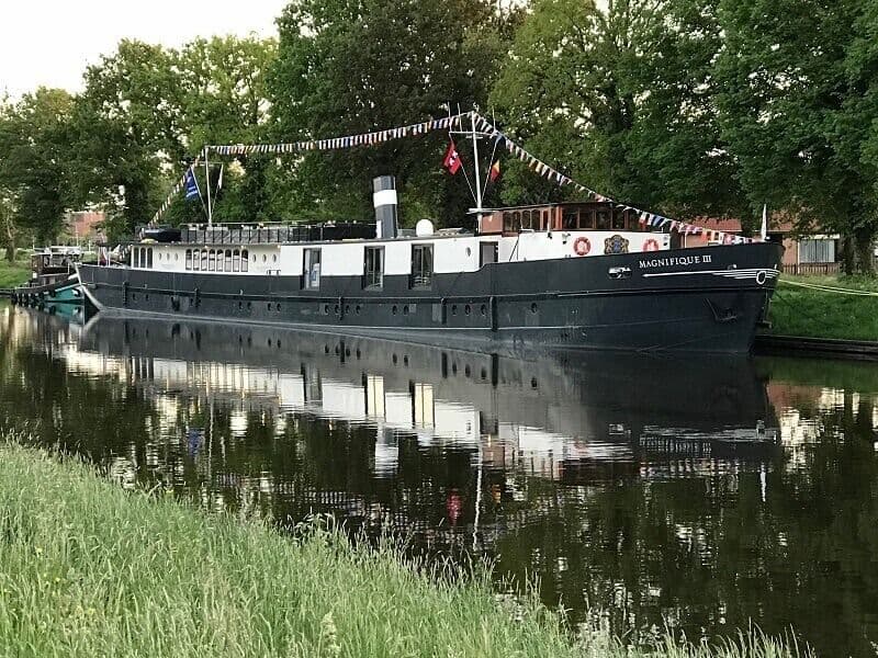 5-Day Tulip Tour Premium by Boat and Bike Illustrative image, AI-generated or AI-modified: 5-Day Tulip Tour Premium by Boat and Bike