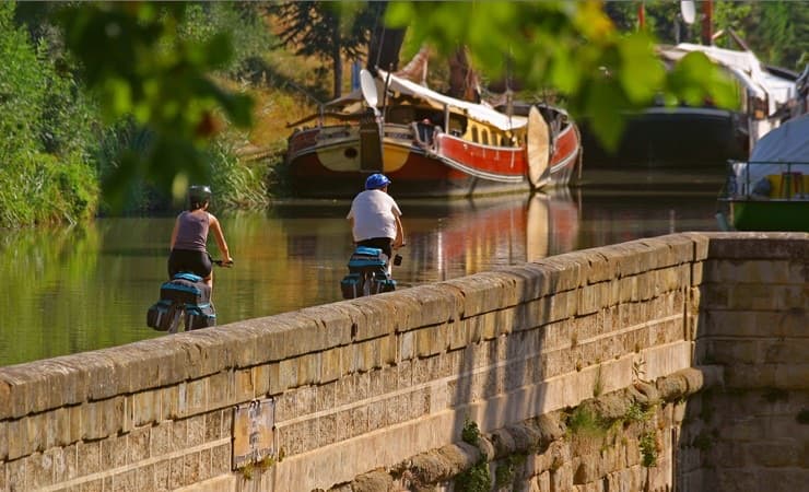 Canal des Deux Mers Cycling Tour Illustrative image, AI-generated or AI-modified: Canal des Deux Mers Cycling Tour
