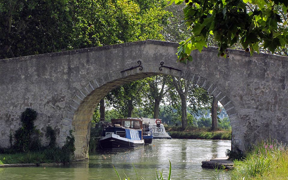Canal des Deux Mers Cycling Tour Illustrative image, AI-generated or AI-modified: Canal des Deux Mers Cycling Tour
