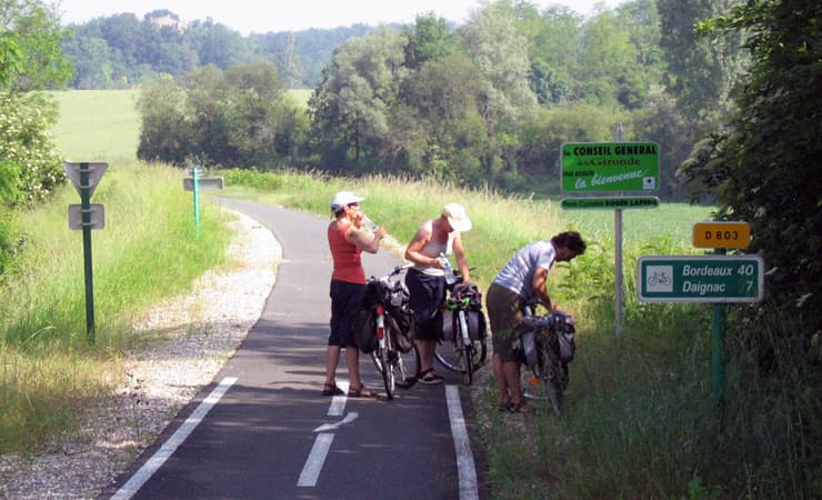 Canal de Garonne Cycling Tour Illustrative image, AI-generated or AI-modified: Canal de Garonne Cycling Tour