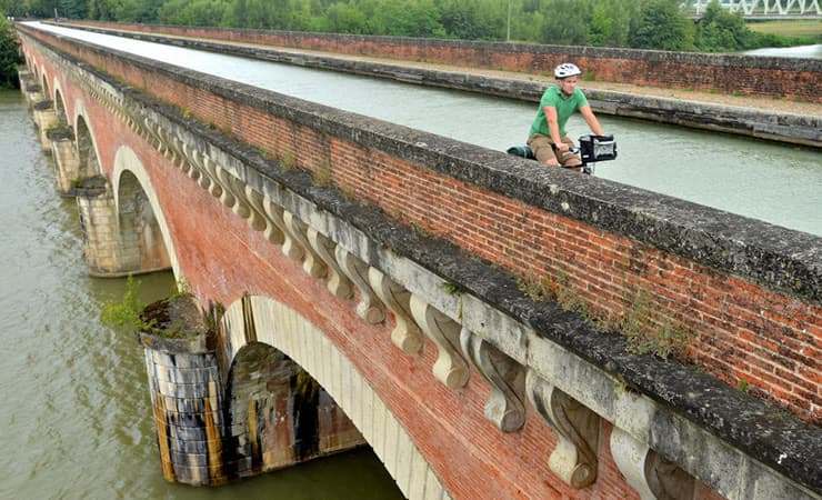 Canal de Garonne Cycling Tour Illustrative image, AI-generated or AI-modified: Canal de Garonne Cycling Tour