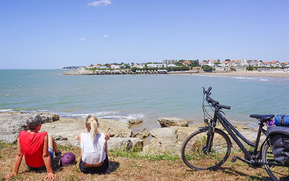 La Rochelle to Bordeaux Bike Tour Illustrative image, AI-generated or AI-modified: La Rochelle to Bordeaux Bike Tour